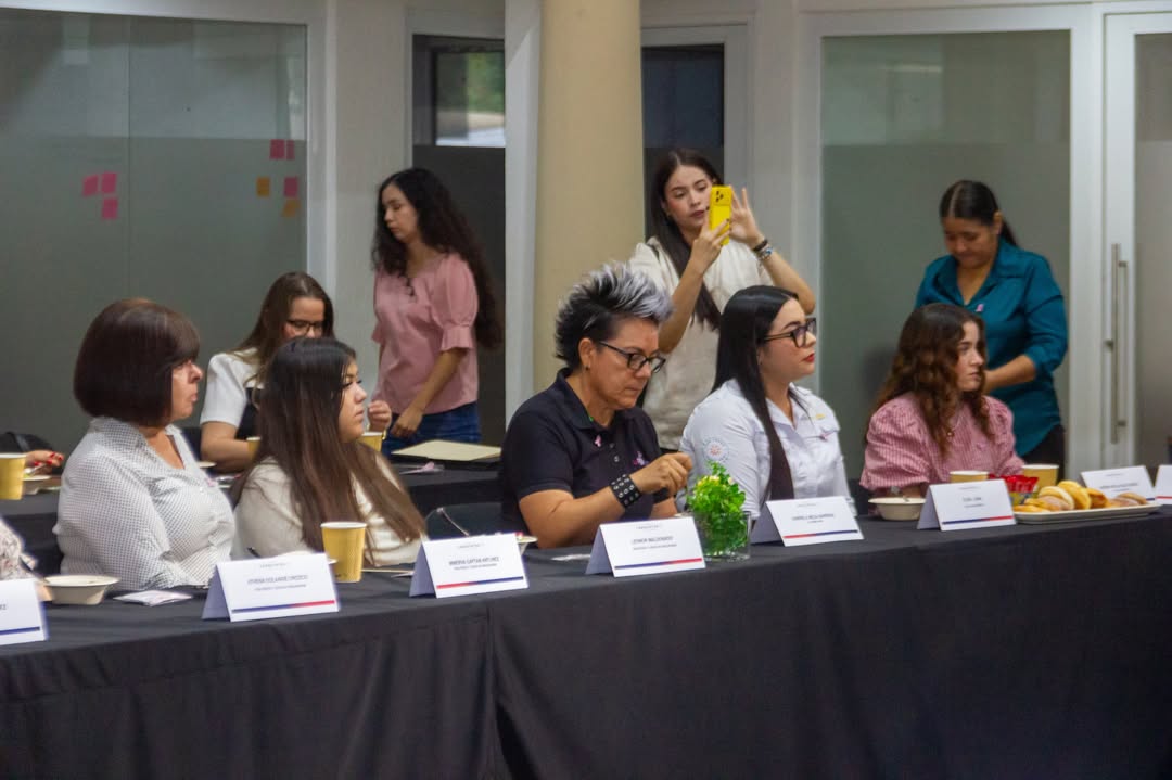 Participantes en el encuentro de CANACINTRA Hermosillo con la Secretaría de las Mujeres de Sonora