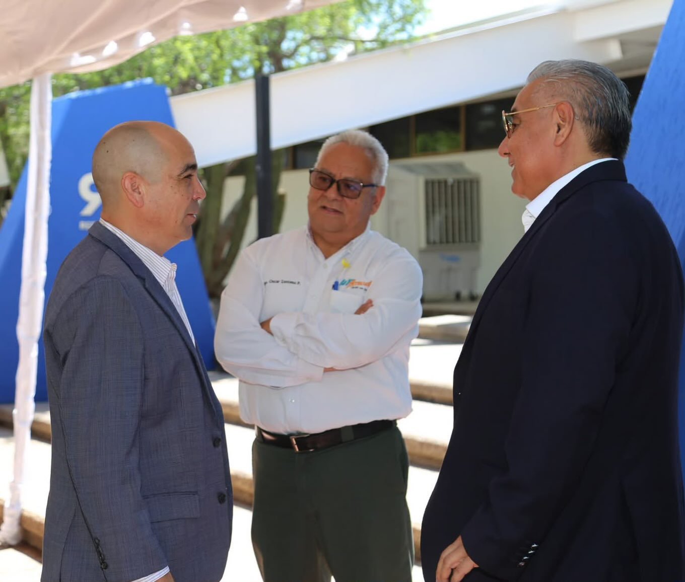Directivos conversan durante la inauguración del centro de formación