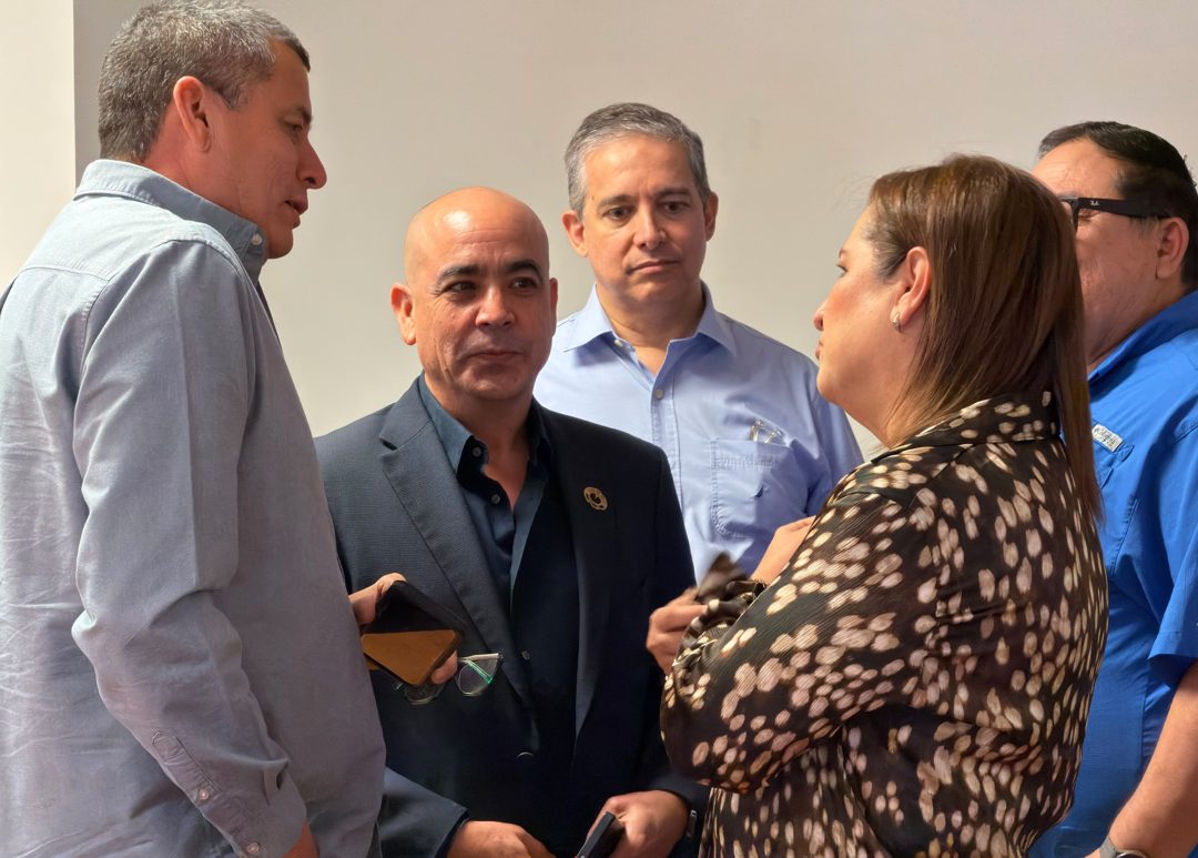 Participantes conversan en la reunión informativa de CANACINTRA Hermosillo