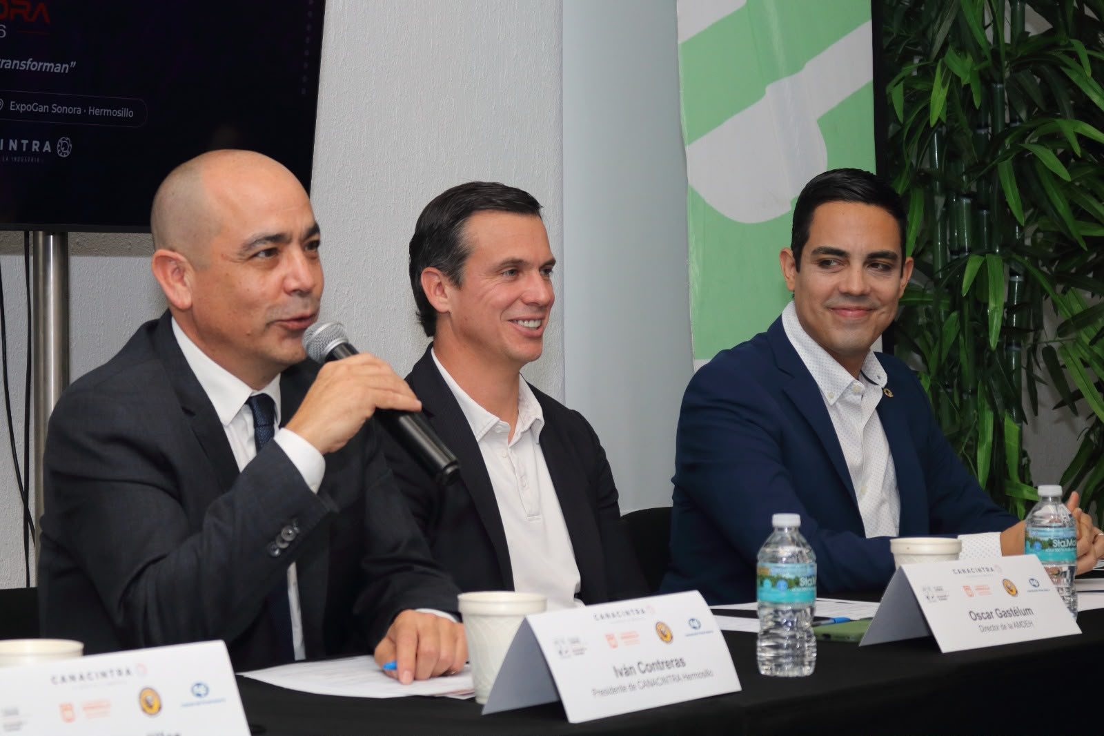 Mensaje de los representantes de CANACINTRA durante la rueda de prensa