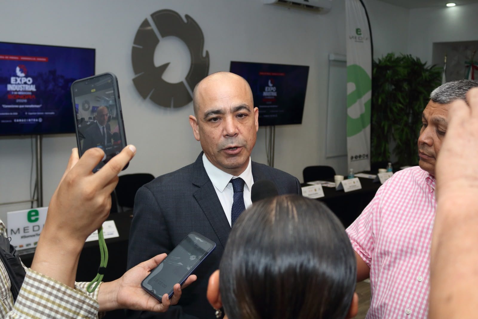 Atención a medios de comunicación durante el lanzamiento de la EXPO